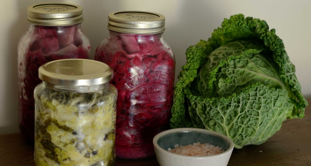 Sauerkraut mit Krauthobel schneiden